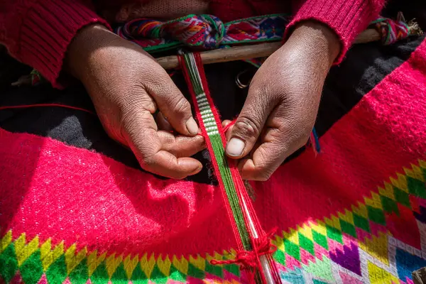 Hands Andean Woman Plying Wool Huilloc Sacred Valley Cusco Peru — Stock Photo, Image