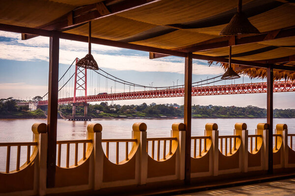 Вид на мост Биллингхёрст (Пуэнте Интерконтиненталь), пересекающий реку Рио-Мадре-де-Дьос, Пуэрто-Мальдонадо, Перу