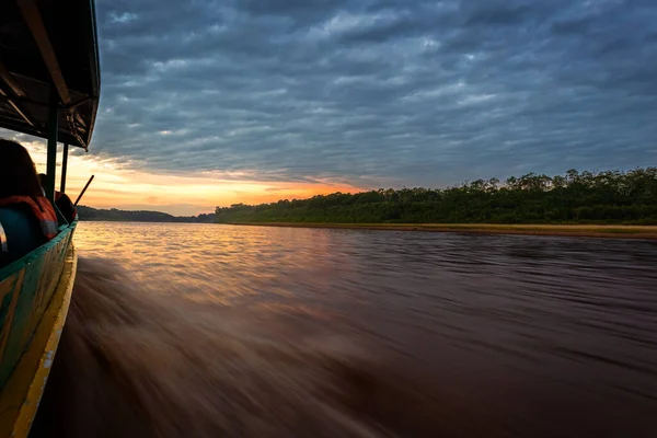 Peru yağmur ormanlarında gün doğumu tekne gezisi, Tambopata Ulusal Rezervi, Puerto Maldonado, Peru