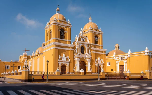 Μεγάλος Καθεδρικός Ναός Φωτεινή Κίτρινη Απόχρωση Και Λευκά Στολίδια Trujillo — Φωτογραφία Αρχείου