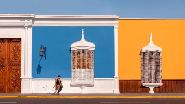 Cometa Vendedor Pasando Por Delante Edificio Color Con Blanco Pintado —  Fotos de Stock
