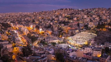 Roma Tiyatrosu ve Al Hashemi Caddesi Alacakaranlıkta, Amman, Ürdün