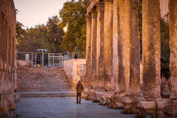 Kolumnada Hashemite Plaza Przed Teatrem Rzymskim Amman Jordania — Zdjęcie stockowe