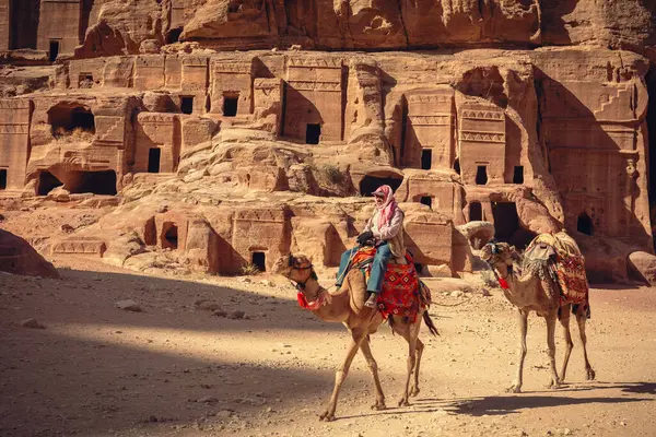 Bedoeïenen Paardrijden Kameel Voor Toeristische Vervoer Langs Straat Van Gevels — Stockfoto