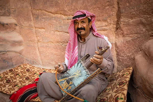 在约旦古老的佩特拉市 贝都因音乐家正在演奏一曲拉巴巴的小曲 — 图库照片