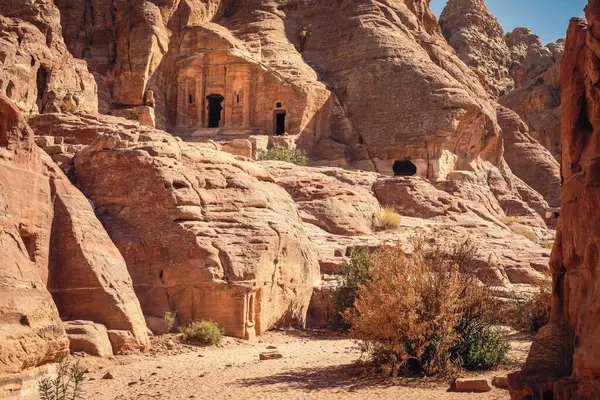 Wadi Farasa Geçiş Rotası Boyunca Yer Alan Kırık Pediment Mezarı — Stok fotoğraf