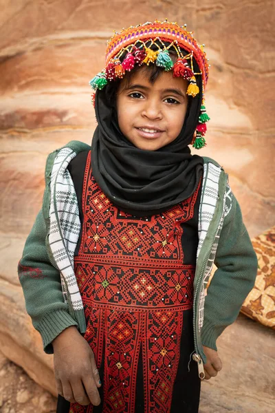约旦佩特拉 一名身穿传统贝都因人服装的当地小女孩 — 图库照片