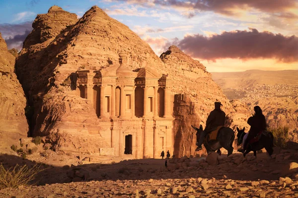Klasztor Deir Zachodzie Słońca Sylwetkami Beduinów Osiołkach Petra Jordania — Zdjęcie stockowe