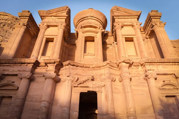 Fachada Del Monasterio Deir Atardecer Contra Cielo Azul Petra Jordania —  Fotos de Stock