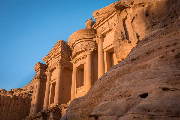 Szczegóły Fasady Klasztoru Deir Zachodzie Słońca Przed Błękitnym Niebem Petra — Zdjęcie stockowe