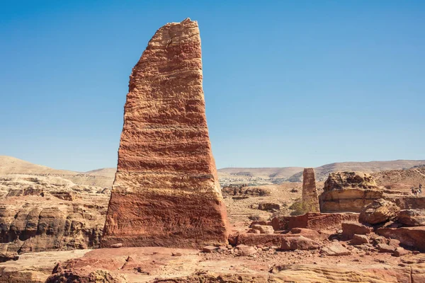 6メートルの高さのジブバンタフの2つのオベリスクは 完全に岩 ペトラ ヨルダンから彫られました — ストック写真