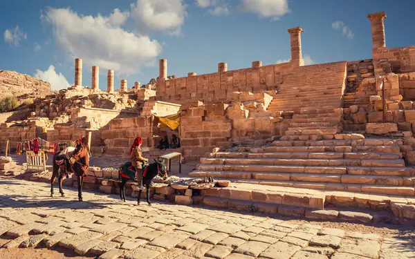 Les Marches Marches Propylaeum Menant Rue Colonated Grand Temple Petra — Photo