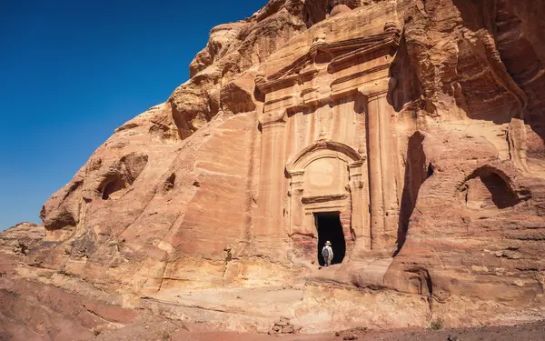 Elegancka Fasada Renesansowego Grobowca Położona Trasie Procesyjnej Wadi Farasa Petra — Zdjęcie stockowe