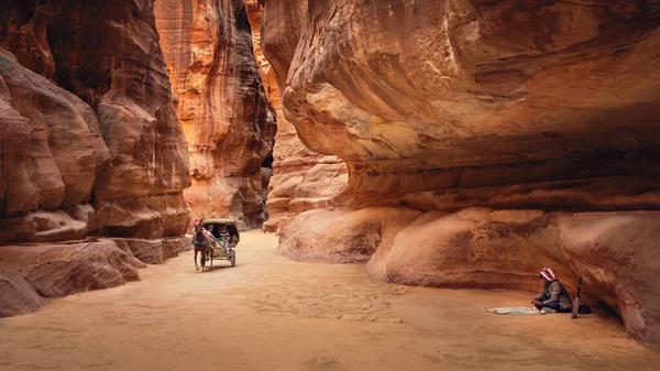 観光客とラファバプレーヤー ペトラ ヨルダンを輸送するための馬引きカート付きSiq — ストック写真