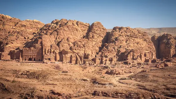 ペトラ盆地 ペトラ ヨルダンの東側のジャバール カブタに面して彫られたロイヤル墓 — ストック写真