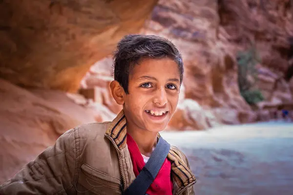 Potrait Uśmiechniętego Beduińskiego Chłopca Sprzedawca Pocztówek Petra Jordania — Zdjęcie stockowe