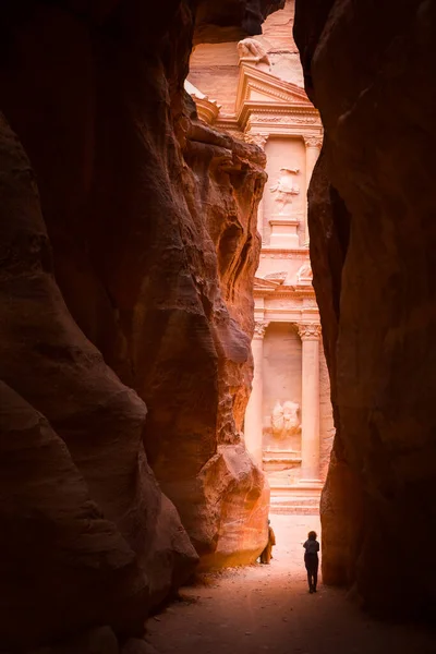 Świątynia Tresaury Khazneh Otoczona Murem Siq Petra Jordania — Zdjęcie stockowe