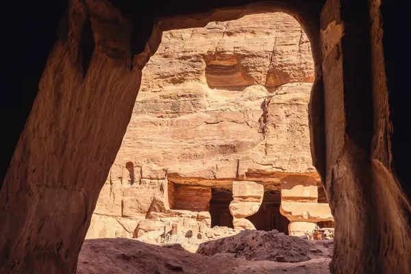 Triclínio Soldado Romano Enquadrado Pela Entrada Túmulo Soldado Romano Petra — Fotografia de Stock
