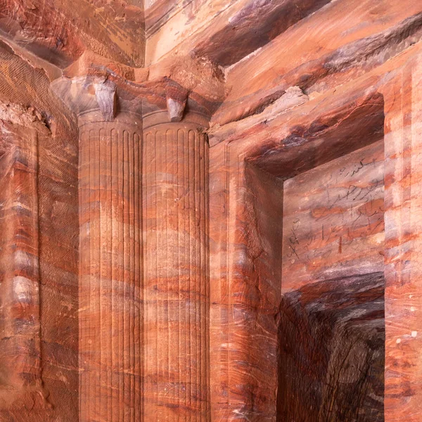 Detalhe Das Decorações Arquitetônicas Triclínio Túmulo Soldado Romano Petra Jordânia — Fotografia de Stock