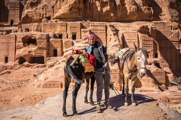 Jonge Bedoeïenen Man Met Zijn Ezels Petra Jordanië — Stockfoto