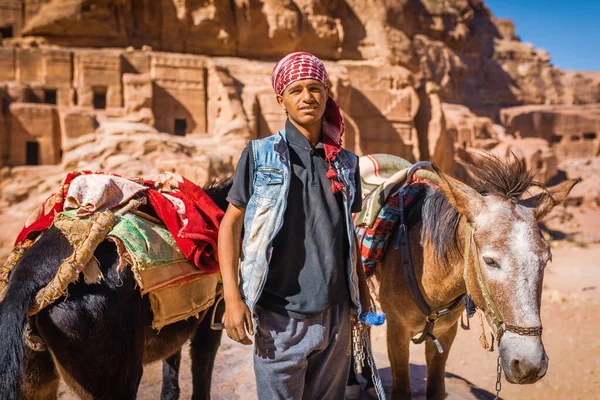 Mladý Beduínský Muž Svými Osly Petra Jordánsko — Stock fotografie