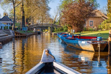 Hollanda 'nın güzel bir kanalı olan, Giethoorn, Hollanda' nın huzurlu manzarası.