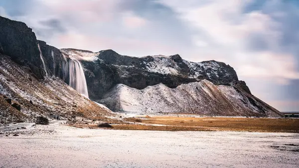 冰岛冬季的Seljalandsfoss瀑布 长期暴露 — 图库照片
