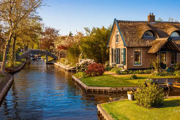 Prachtig Landschap Met Gracht Boten Pittoreske Huizen Giethoorn Nederland — Stockfoto