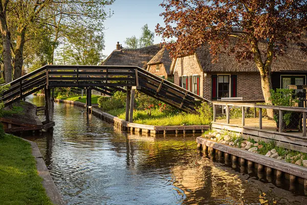 Prachtig Landschap Langs Gracht Met Voetgangersbruggen Pittoreske Huizen Giethoorn Nederland — Stockfoto