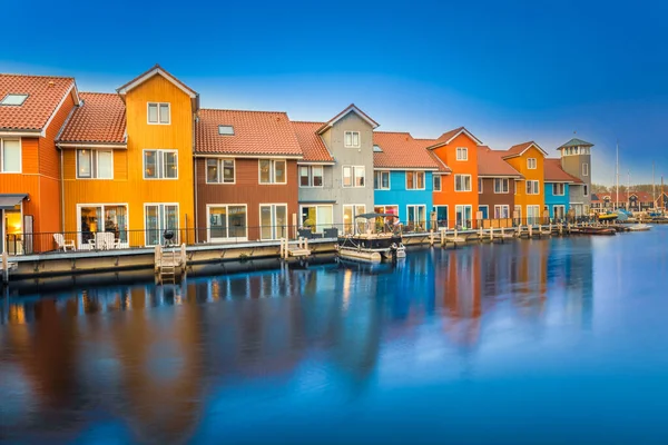 Mooie Kleurrijke Gebouwen Reflecterend Havenwater Bij Schemering Reitdiephaven Groningen Nederland — Stockfoto