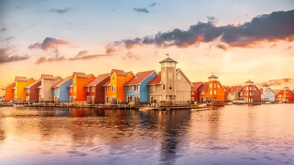 Mooie Kleurrijke Gebouwen Reflecterend Water Onder Dramatische Zonsondergang Reitdiephaven Groningen — Stockfoto