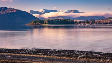 Eely Point ve kar tepeleri Burke Dağı, Wanaka Gölü, Güney Adaları, Yeni Zelanda