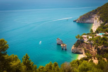 Faraglioni di Puglia, Gargano Ulusal Parkı, Puglia, İtalya ile Baia dei Mergoli 'nin (Mergoli Körfezi) ünlü Baia delle Zagare' nin panoramik manzarası