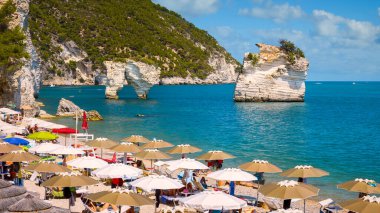 Faraglioni di Puglia, Gargano Milli Parkı, Puglia, İtalya ile ünlü Baia delle Zagare (Zagare Körfezi) veya Baia dei Mergoli (Mergoli Körfezi)