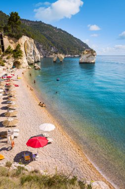 Faraglioni di Puglia, Gargano Milli Parkı, Puglia, İtalya ile ünlü Baia delle Zagare (Zagare Körfezi) veya Baia dei Mergoli (Mergoli Körfezi)