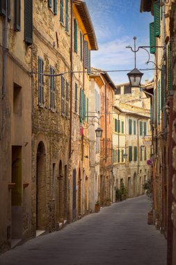 Ortaçağ evleri olan dar sokaklar, Montalcino, İtalya
