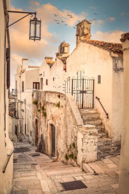 Monte Sant 'Angelo, Foggia, İtalya' da geleneksel evlerle dolu.