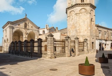 San Michele Arcangelo (Aziz Mikail), Monte Sant 'Angelo, Foggia, İtalya. UNESCO Dünya Mirası Alanı. Kapıda, Quis ut Deus (Tanrı gibi) cümlesi özellikle Arcangel Michel ile ilişkilendirilir.