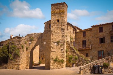 Montichiello, Siena, İtalya 'nın küçük köyünün duvarları