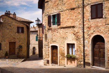 Montichiello, Pienza, Siena, İtalya 'nın ortaçağ köyünde dar sokaklar