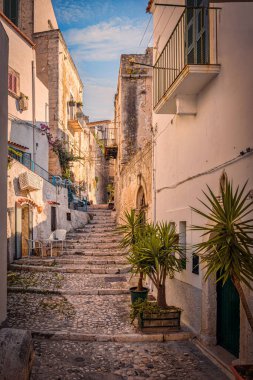 Eski kasabada güzel bir sokak, Peschici, Gargano, İtalya