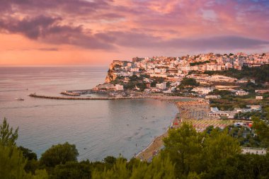 Peschici 'nin gün batımındaki panoramik manzarası, Gargano, İtalya