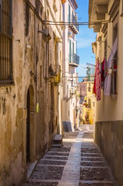 Denize inen güzel bir ara sokak, Rodi Garganico, Gargano, İtalya