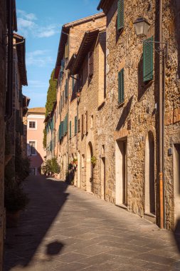 Ortaçağ evleri olan Dar Sokak, San Quirico d 'Orcia, İtalya