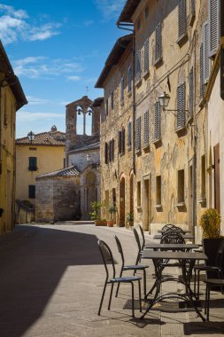 Santa Maria Assunta Kilisesi 'nin bulunduğu ana sokak, San Quirico d' Orcia, İtalya