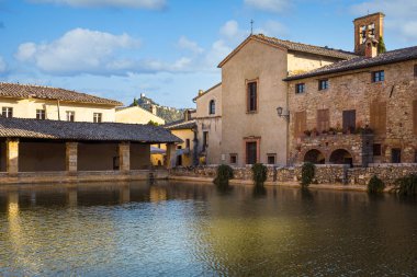 Bagno Vignoni kaplıcaları, San Giovanni Battista Kilisesi (Aziz John Baptist) ve Santa Caterina Loggiato (St. Catherine Loggia), San Quirico d 'Orcia, İtalya