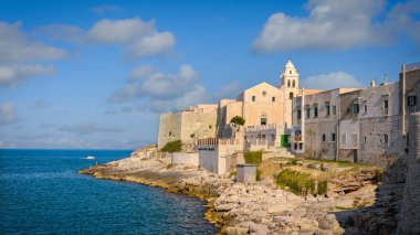 San Francesco, Gargano, Puglia, İtalya kilisesiyle Vieste manzarası