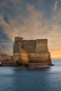 Castel dell 'Ovo (Yumurta Kalesi) Napoli, Napoli, İtalya' nın en büyük kalesidir.