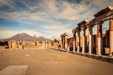 Arka plandaki Forum ve Volkan Vezüv, Pompei arkeoloji alanı, Napoli, İtalya.