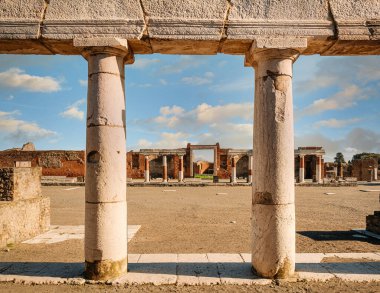 Pompei arkeolojik kazılarındaki Forum manzarası, Napoli, İtalya.